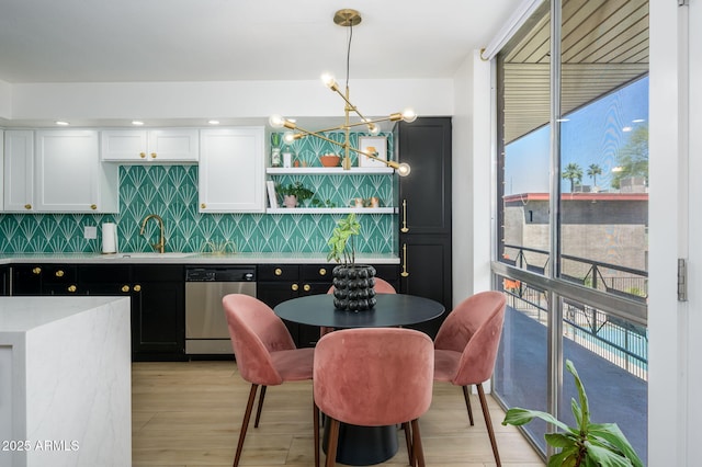 1225 E Medlock Dr Unit 206, Phoenix, AZ 85014 - dining room featuring bar with sink, light wood-type flooring, and a chandelier