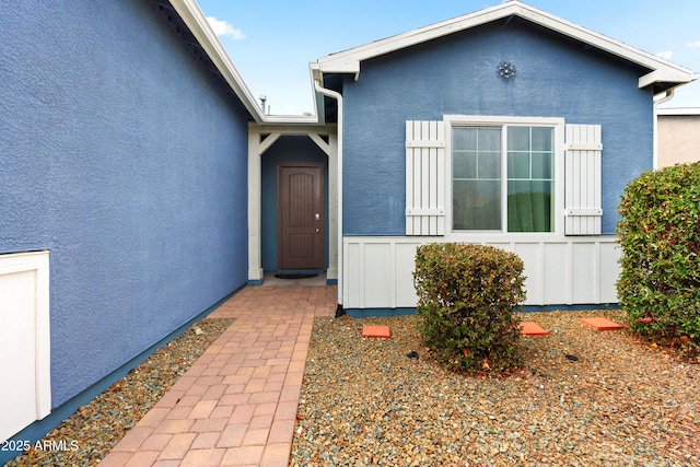 property entrance featuring stucco siding