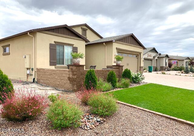 view of front of house featuring a garage and a front yard