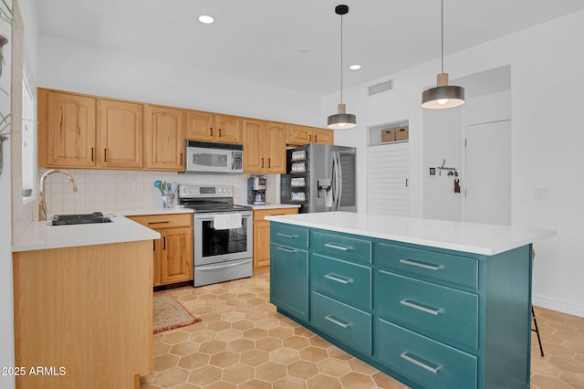 kitchen featuring a sink, visible vents, tasteful backsplash, and appliances with stainless steel finishes