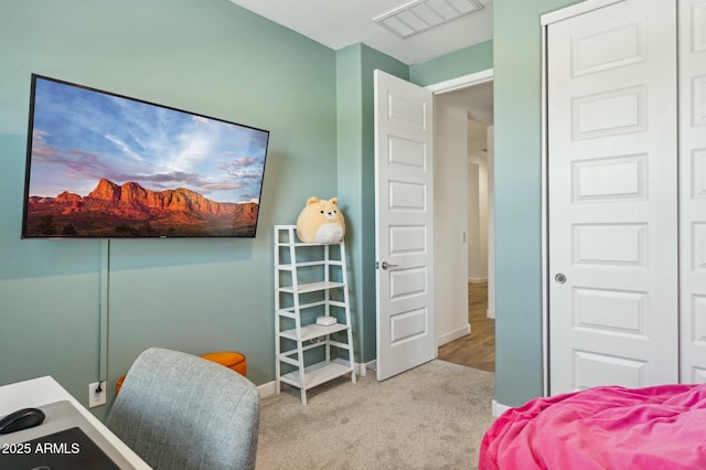 bedroom with baseboards, visible vents, a closet, and carpet floors