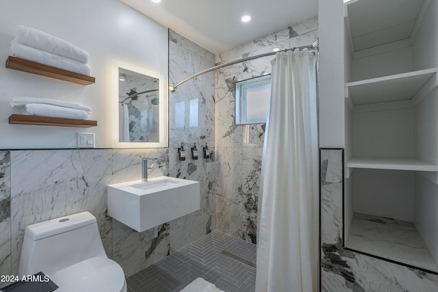 bathroom featuring tile walls, toilet, a shower with curtain, and sink