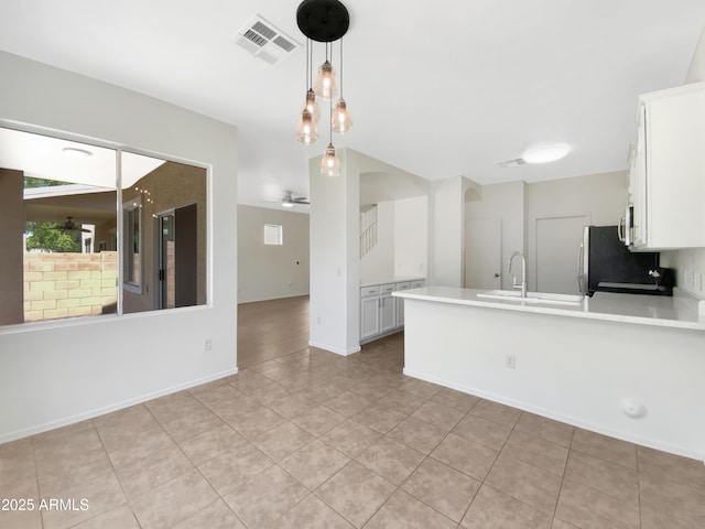 4229 E Betsy Ln, Gilbert, AZ 85296 - kitchen with ceiling fan, white cabinetry, and a peninsula