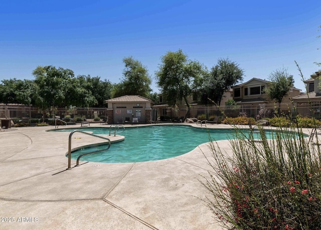 4229 E Betsy Ln, Gilbert, AZ 85296 - community pool with a patio