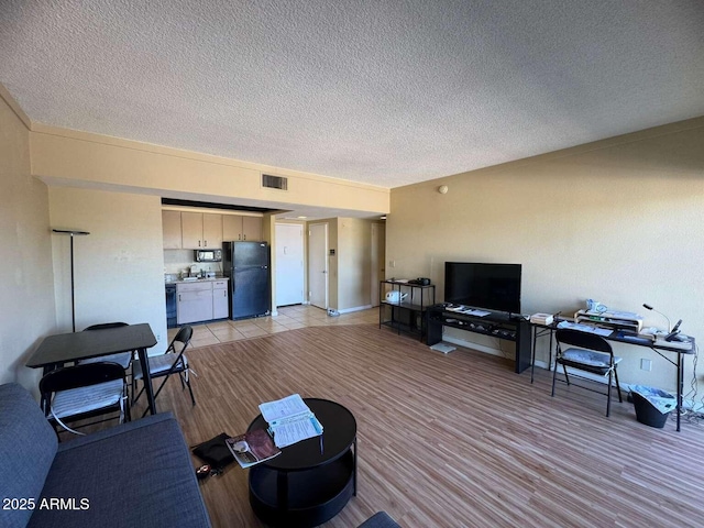4750 N Central Ave Unit R3, Phoenix, AZ 85012 - living area featuring a textured ceiling and light wood-style flooring