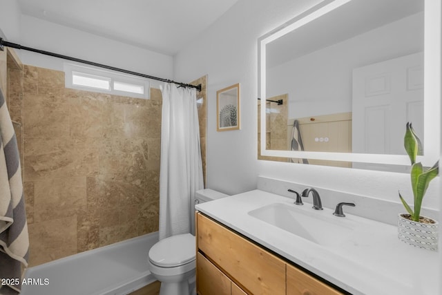 full bathroom featuring toilet, a shower with curtain, and vanity