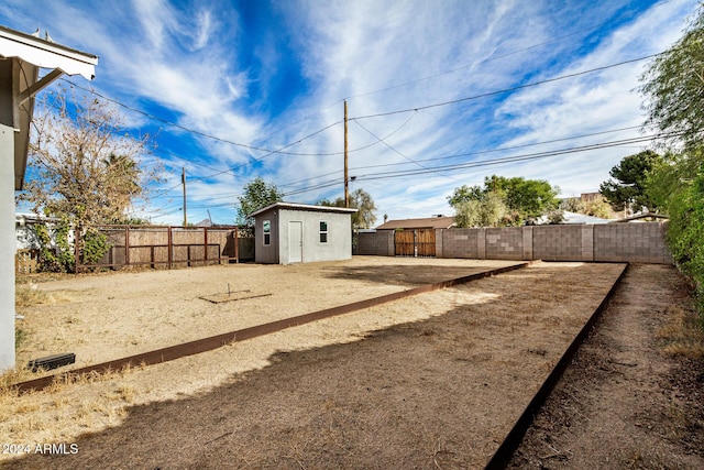 view of yard with an outbuilding