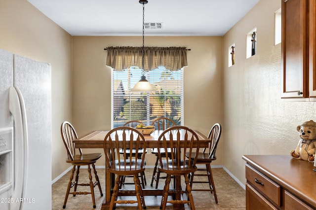 dining area featuring visible vents and baseboards