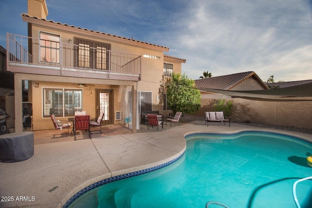 view of swimming pool featuring a patio