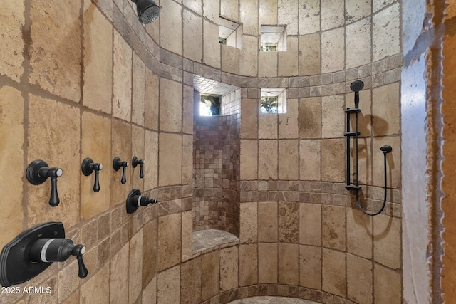 bathroom featuring a tile shower