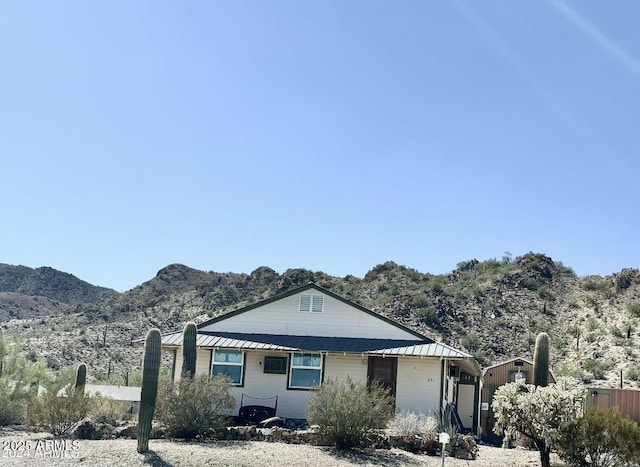 view of front of property featuring a mountain view