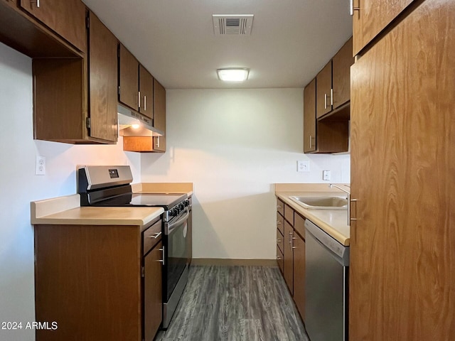 kitchen featuring stainless steel appliances, dark hardwood / wood-style floors, and sink