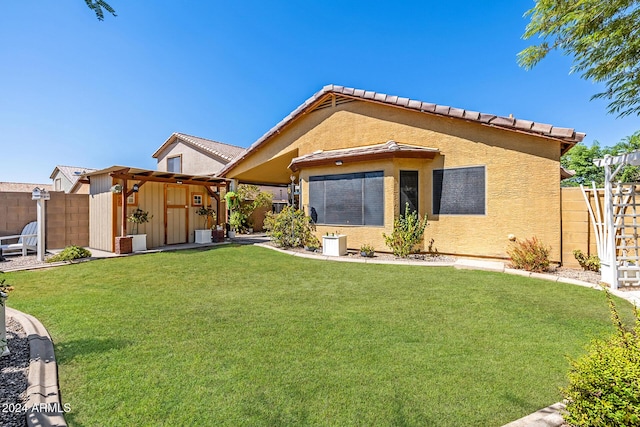 view of front of property featuring a front yard