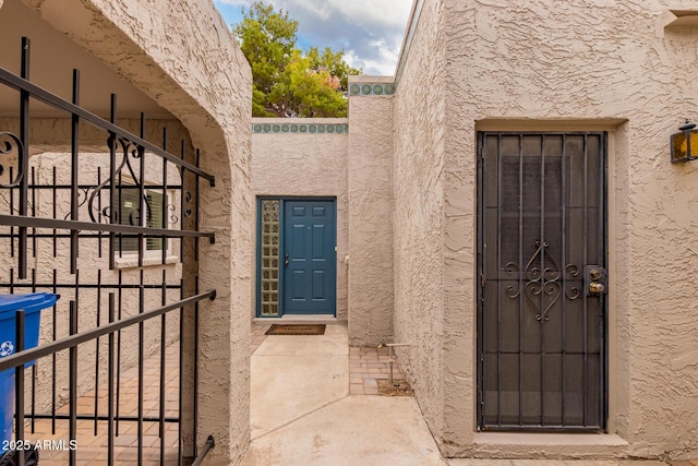 1173 E Cochise Dr, Phoenix, AZ 85020 - doorway to property with stucco siding