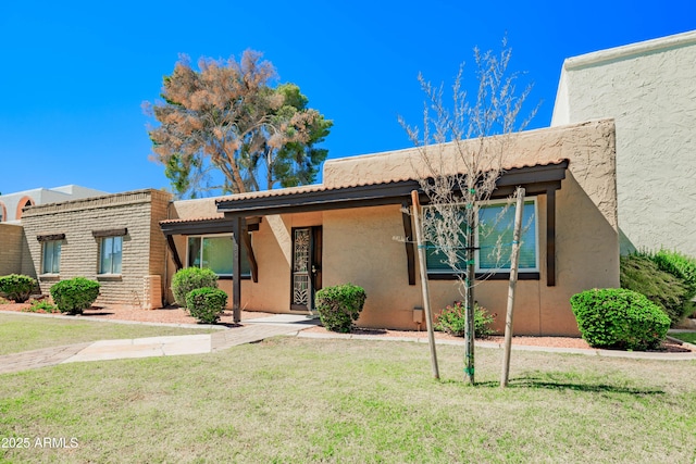 1726 W Claremont St, Phoenix, AZ 85015 - pueblo-style home with stucco siding and a front lawn