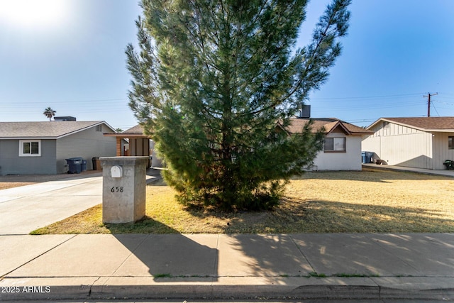 view of front of house featuring a front yard