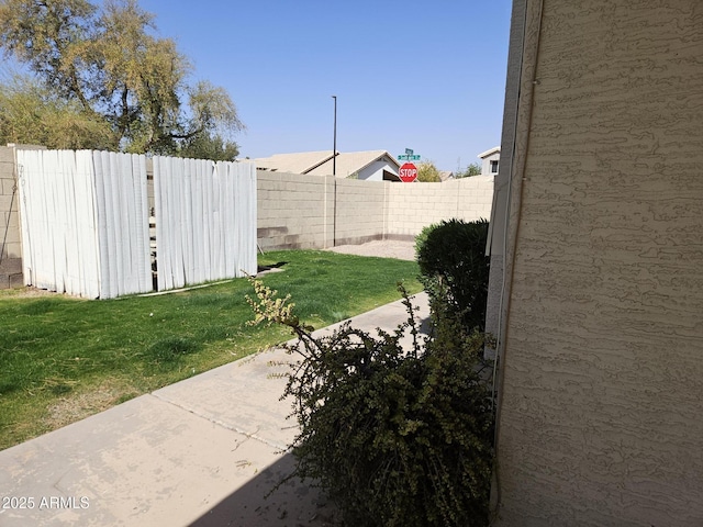 view of yard featuring a fenced backyard