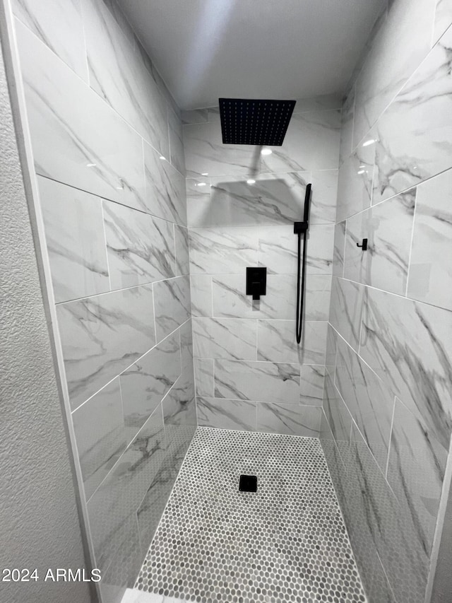 bathroom featuring a tile shower