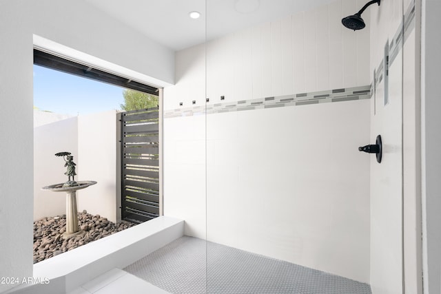 bathroom featuring tiled shower