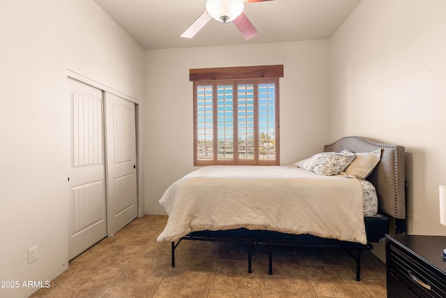 bedroom with a ceiling fan and a closet