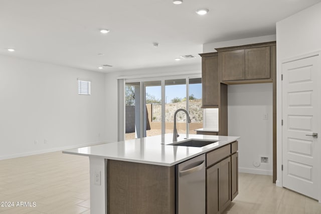 kitchen featuring a kitchen island with sink, recessed lighting, light countertops, a sink, and dishwasher