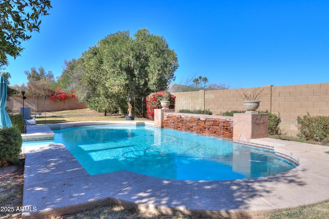 view of swimming pool