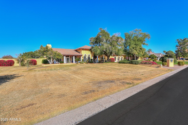 view of front of property featuring a front lawn