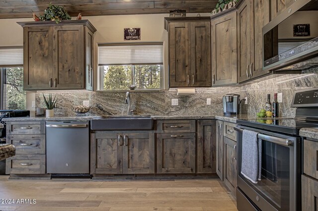 4047 W Forest Ct, Pine, AZ 85544 - kitchen with a sink, tasteful backsplash, light wood-style flooring, dark stone countertops, and stainless steel appliances