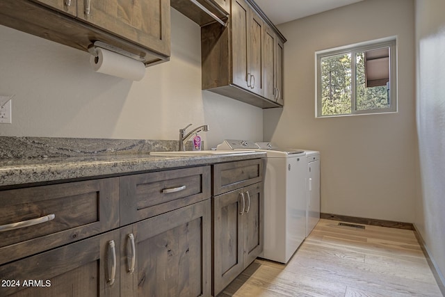 4047 W Forest Ct, Pine, AZ 85544 - washroom featuring baseboards, washing machine and clothes dryer, a sink, light wood-style flooring, and cabinet space