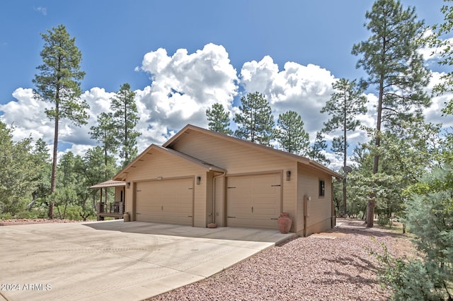 4047 W Forest Ct, Pine, AZ 85544 - view of side of home with driveway and an attached garage