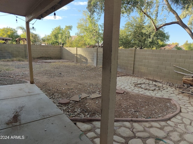 view of yard featuring a patio