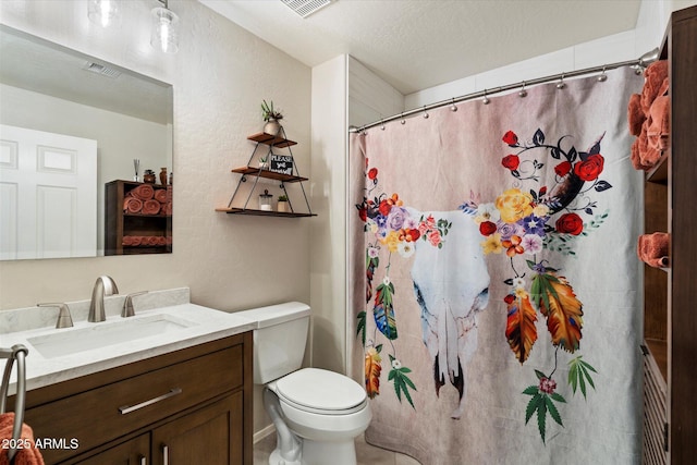 19700 N 76th St Unit 2086, Scottsdale, AZ 85255 - full bathroom featuring a shower with shower curtain, toilet, vanity, a textured ceiling, and visible vents