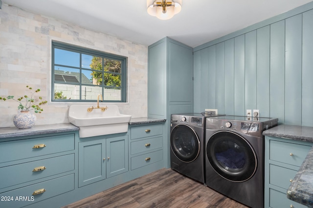 washroom with independent washer and dryer, dark wood-type flooring, sink, and cabinets