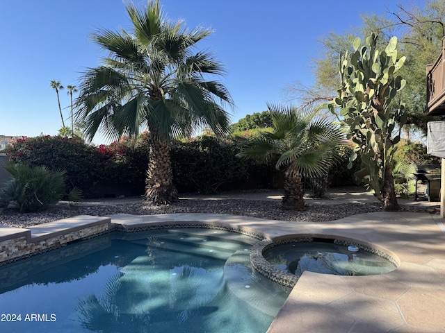 view of pool featuring an in ground hot tub