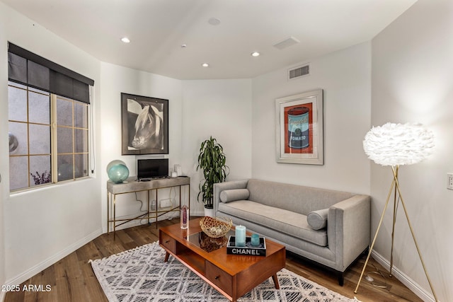 living area featuring recessed lighting, dark wood finished floors, visible vents, and baseboards