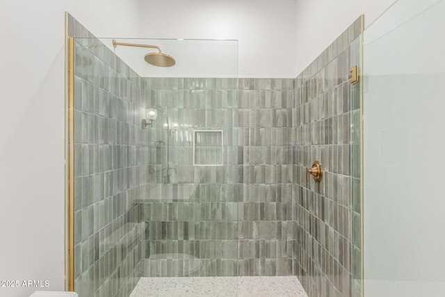 bathroom featuring tiled shower