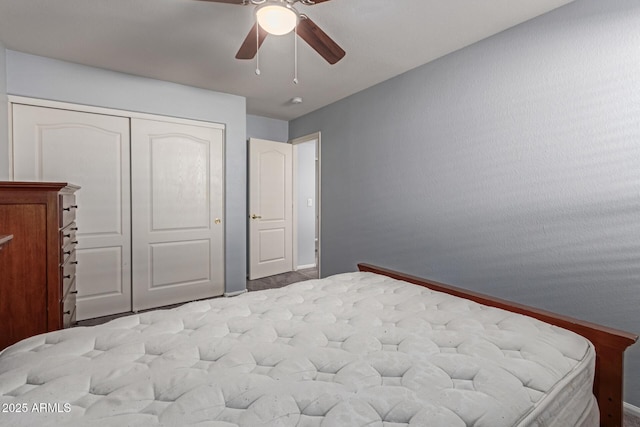 unfurnished bedroom featuring ceiling fan and a closet