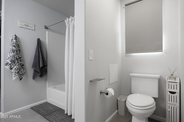 bathroom featuring toilet and shower / tub combo