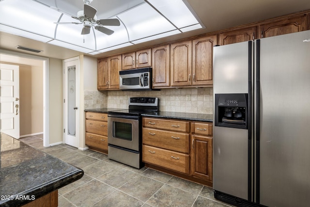 kitchen featuring backsplash, stainless steel appliances, and ceiling fan