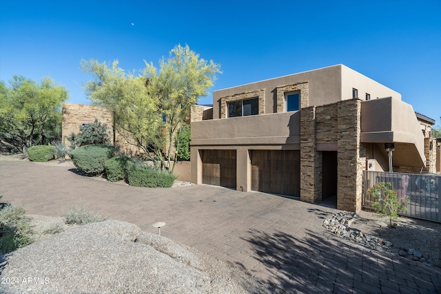 view of front facade featuring a garage