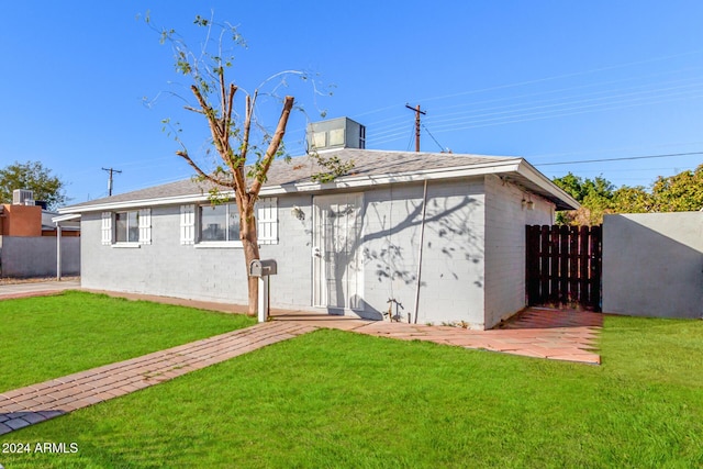 back of house featuring a yard