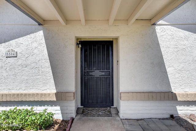 5504 N 69th Ave, Glendale, AZ 85303 - doorway to property with stucco siding