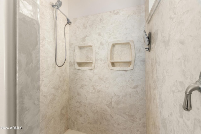 bathroom featuring tiled shower