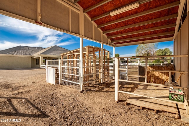 view of yard featuring an outdoor structure