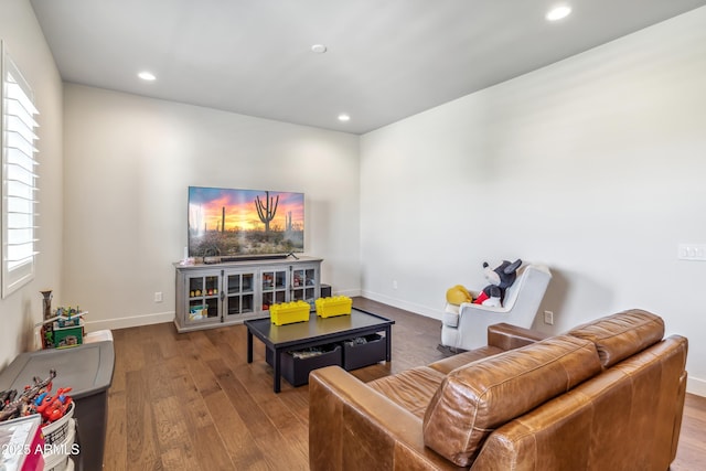 625 W Echo Ln, Phoenix, AZ 85021 - living area with recessed lighting, a wealth of natural light, wood finished floors, and baseboards