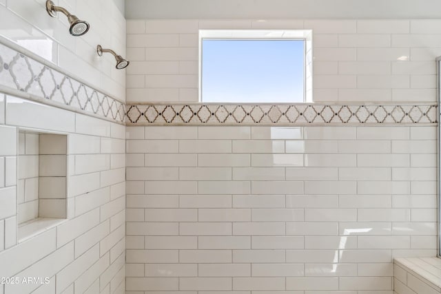 625 W Echo Ln, Phoenix, AZ 85021 - bathroom featuring a tile shower