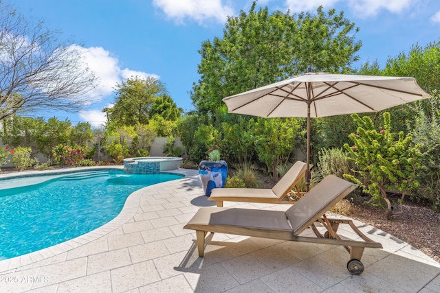 625 W Echo Ln, Phoenix, AZ 85021 - view of swimming pool with a patio and a pool with connected hot tub