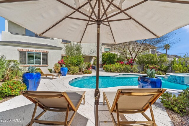 625 W Echo Ln, Phoenix, AZ 85021 - view of pool featuring a patio and a pool with connected hot tub