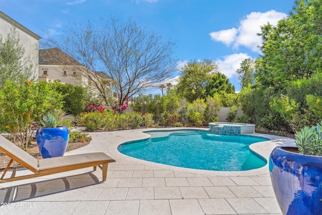 625 W Echo Ln, Phoenix, AZ 85021 - view of swimming pool with a patio and a pool with connected hot tub