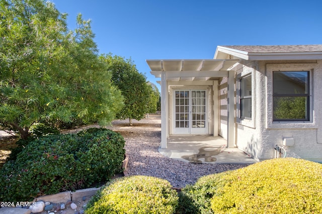 property entrance featuring a patio